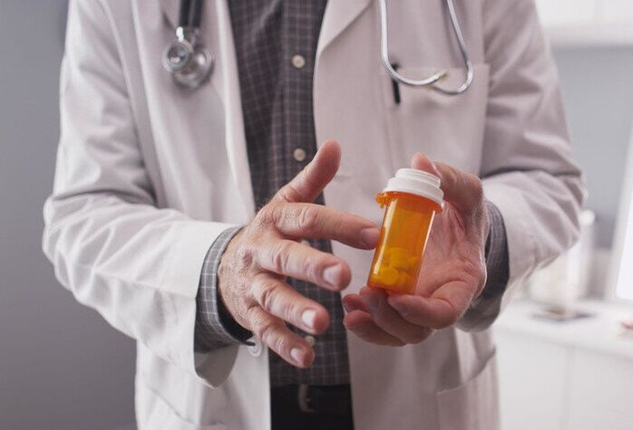 der Arzt empfiehlt Tabletten gegen Prostatitis