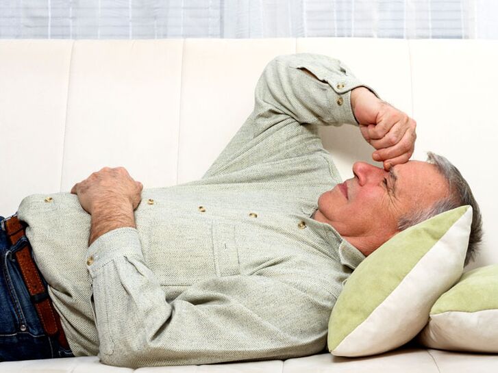 Ein Mann leidet unter den Komplikationen einer Prostatitis